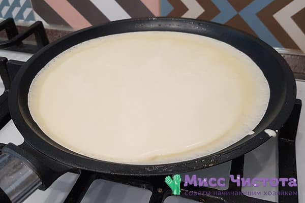 Pâte à crêpes dans une casserole