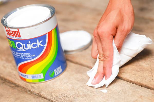 Enlever les taches de peinture sur le plancher de la planche