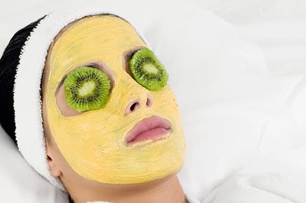 Fille avec un masque cosmétique sur son visage.