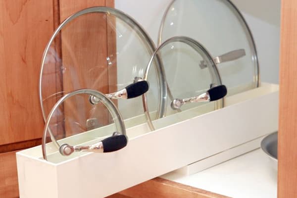 Module de rangement à couvercle rétractable dans la cuisine