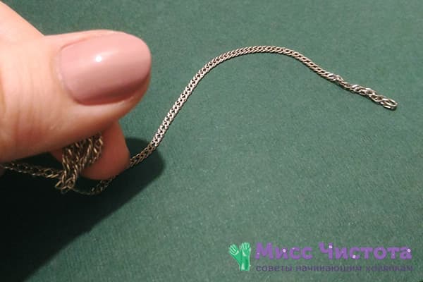 Dénouement d'un nœud sur une chaîne en argent