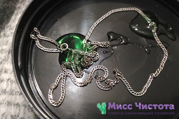 Chaîne emmêlée lavée avec du savon liquide