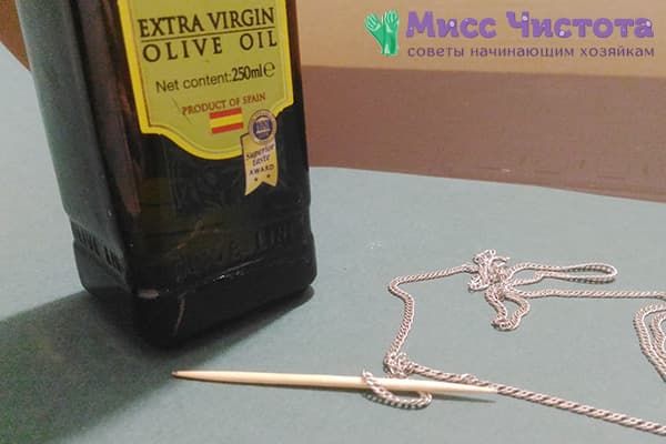 Chaîne emmêlée et huile d'olive