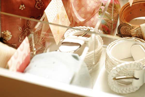 Séparateur pour le stockage des courroies dans une boîte