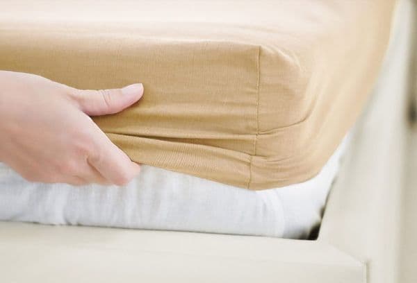 Déplacement de linge de lit