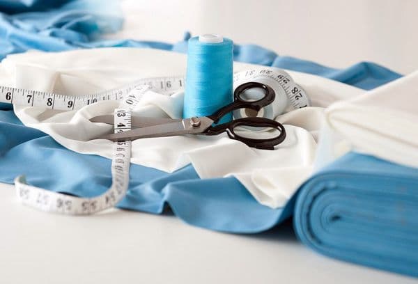 tissu, ciseaux et fils