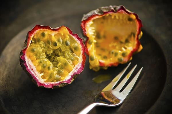 Fruit de la passion mûr sur une assiette