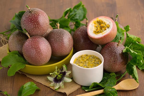 Fruit de la passion, feuilles et fleurs