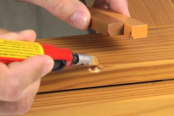 Utilisez de la cire solide pour les meubles