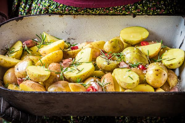 Garniture de pommes de terre jeunes