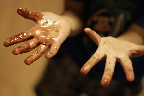 Mains souillées de taches