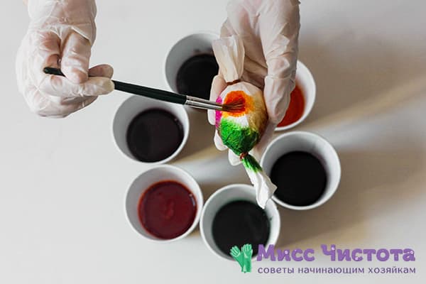 Coloration d'un œuf emballé