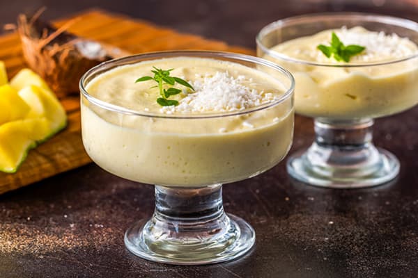 Mousse à la mangue et à la noix de coco