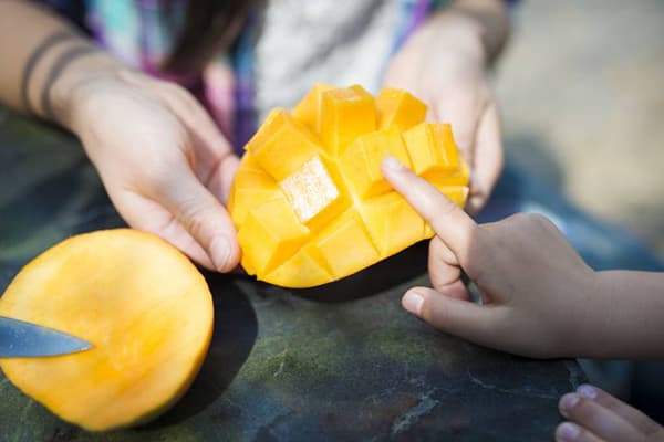 Fruits de mangue coupés