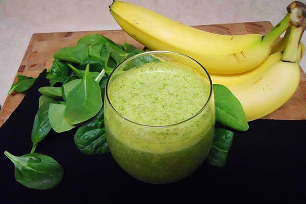 Smoothie aux fruits et légumes avec épinards et banane