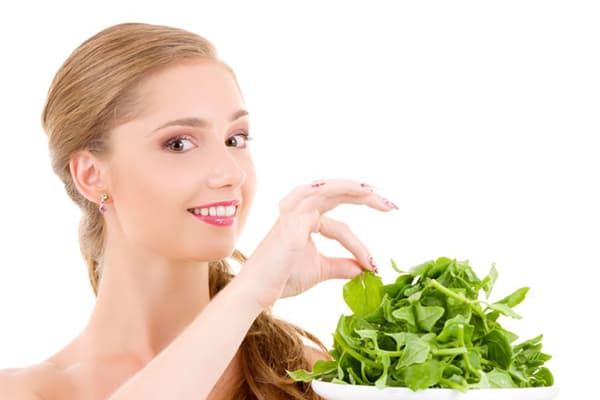 Fille mangeant des épinards