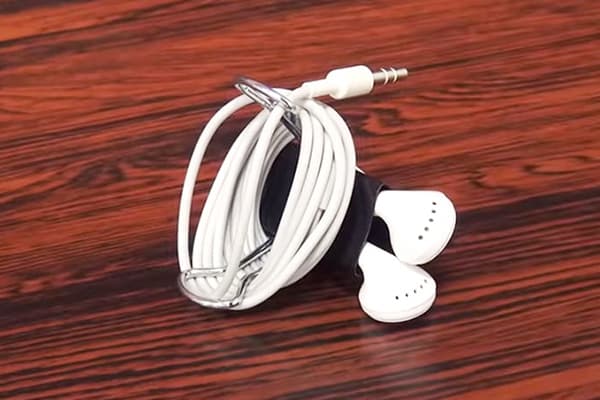 Casque sur un cartable