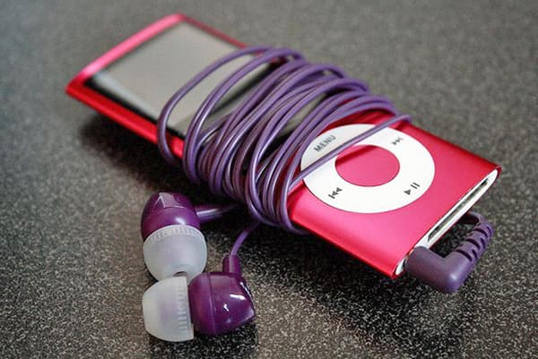 Des écouteurs enroulés sur le lecteur