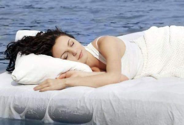 fille sur le matelas