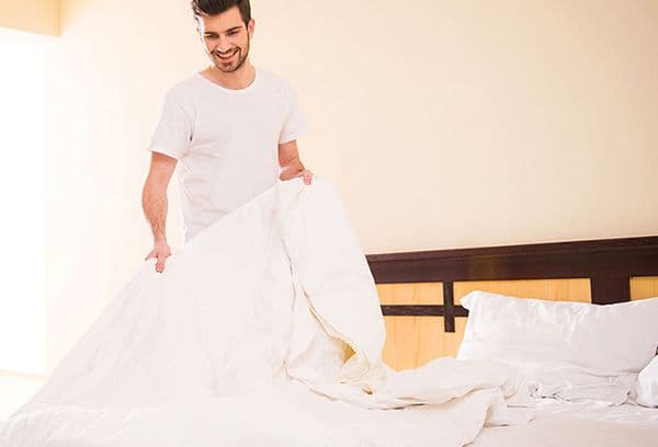 l'homme fait le lit