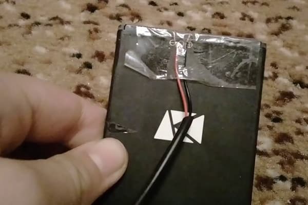 Charger votre téléphone avec un câble à deux fils dénudé