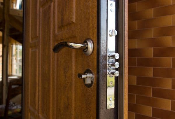 Serrure de porte en métal