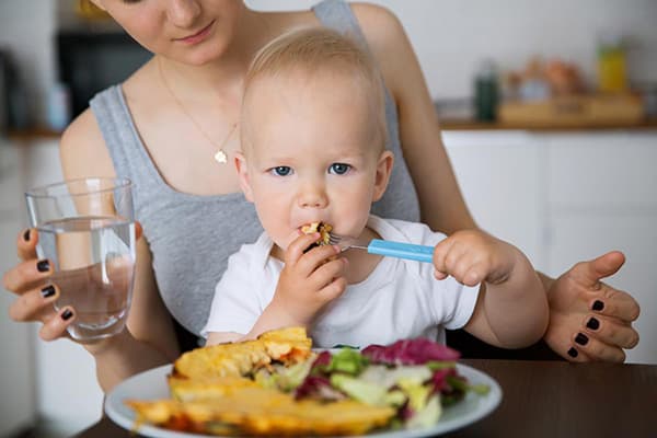 Nourrir un bébé de son assiette
