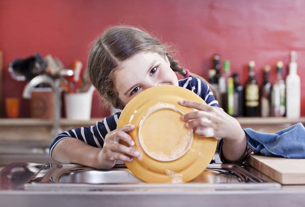 fille à laver la vaisselle