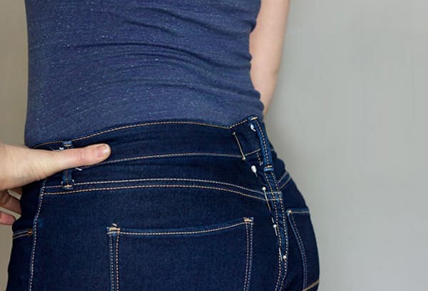 Coup de pied pour coudre des jeans à la ceinture