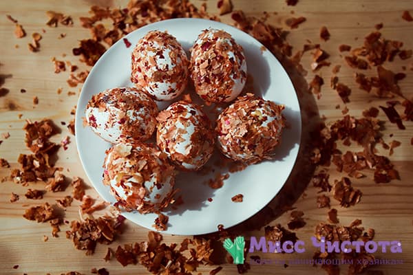 Œufs en tranches de zeste d'oignon