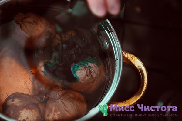 Œufs de cosse d'oignon dans un pot d'oignon vert