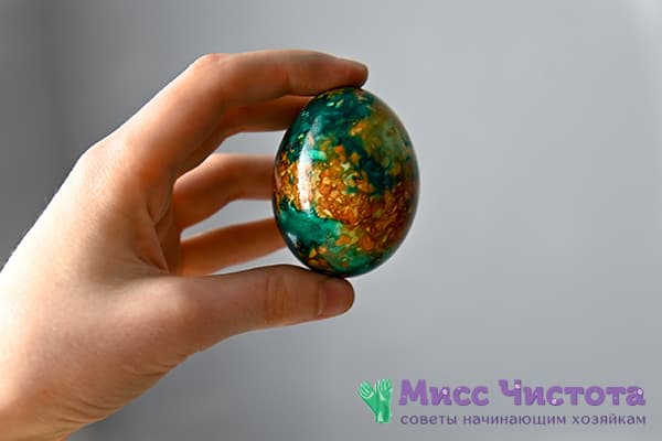 Œuf taché de cosses vertes et d'oignons