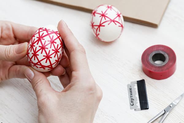 Motif sur un oeuf de ruban isolant