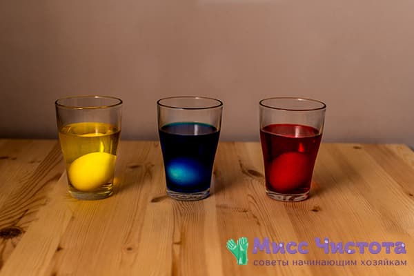 Œufs dans les solutions de coloration