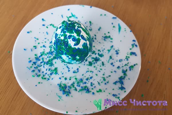 Œuf à colorier avec des crayons de cire émiettés