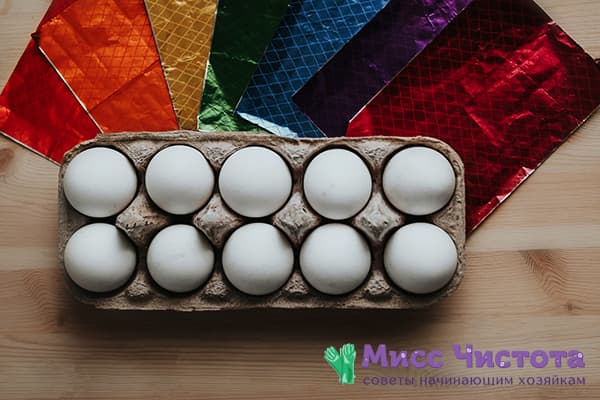 Œufs de poule et feuille