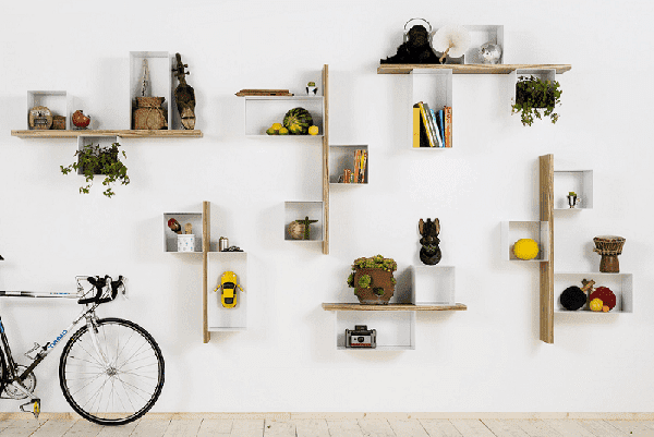 Étagères dans un intérieur moderne