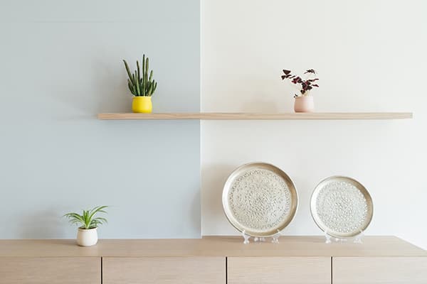 Étagères dans un intérieur minimaliste.