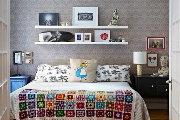 Étagères IKEA dans la chambre