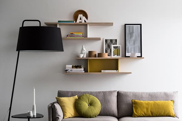 Étagères en bois dans le salon