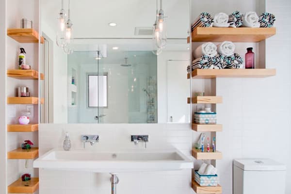 Étagères en bois dans la salle de bain