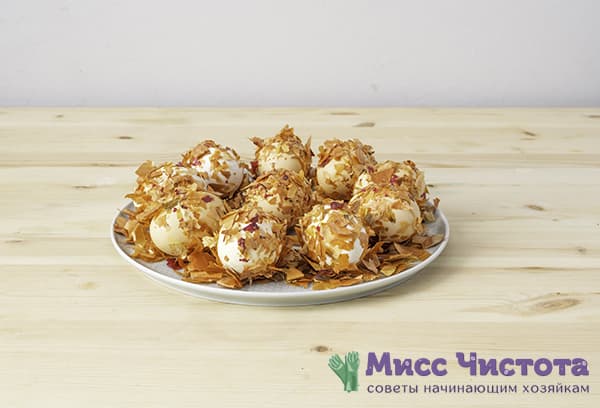 Œufs en petits morceaux de pelure d'oignon