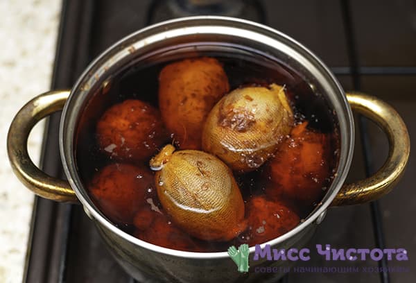 Faire des œufs de marbre dans des coques d'oignons