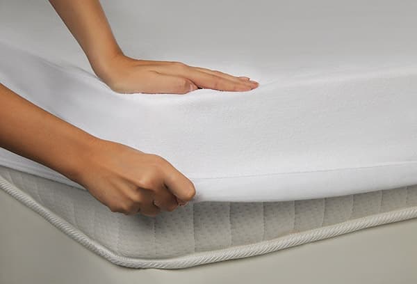 Fille met sur un matelas