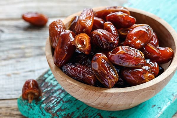 Bol en bois avec dates