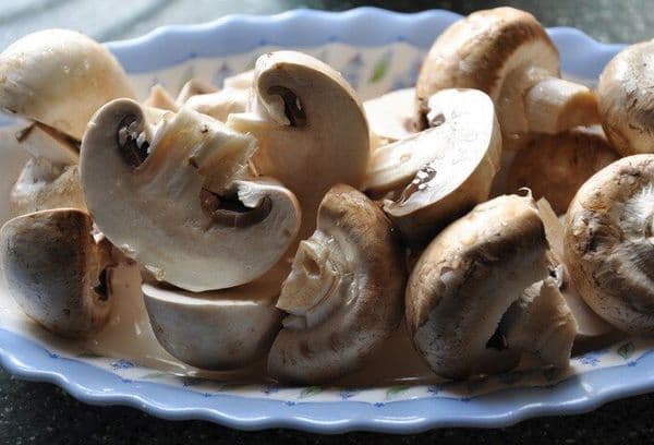 champignons hachés sur une assiette