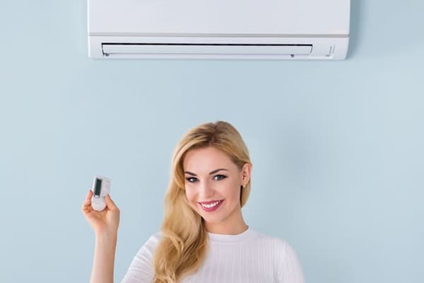 Fille sous air conditionné