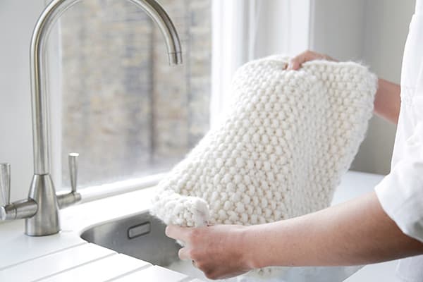 Blanchiment manuel d'un pull en laine