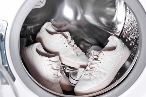 Baskets blanches dans une machine à écrire