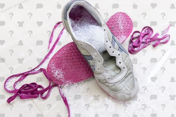 Laver les baskets avec des lacets roses et semelle intérieure